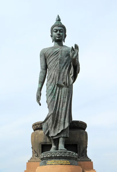 Buddha-Bild mit blauem Himmelshintergrund bei Phutthamonthon, Nakhon Pathom Provinz, Thailand — Stockfoto