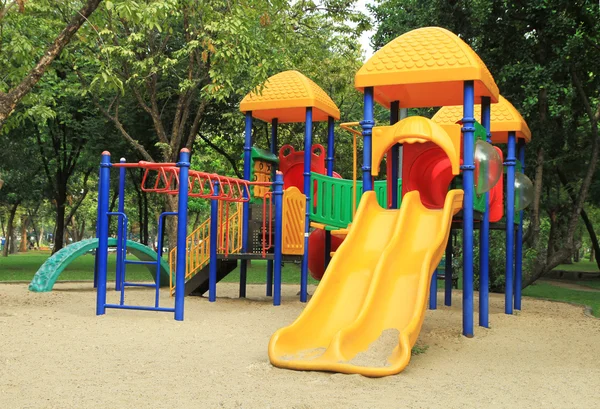 Kolorowy plac zabaw dla dzieci w parku — Zdjęcie stockowe