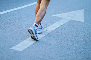 Maraton atlet bacaklar şehir yolda çalışan