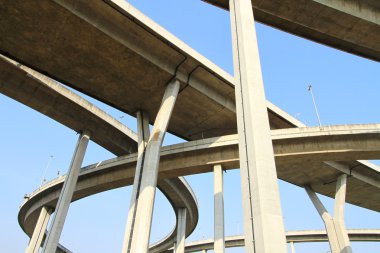 Mavi gökyüzü arka plan karşı yüksek hızlı şekilde