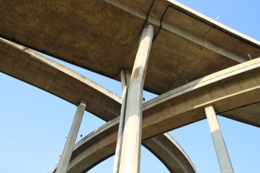 Mavi gökyüzü arka plan karşı yüksek hızlı şekilde