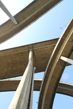 Mavi gökyüzü arka plan karşı yüksek hızlı şekilde