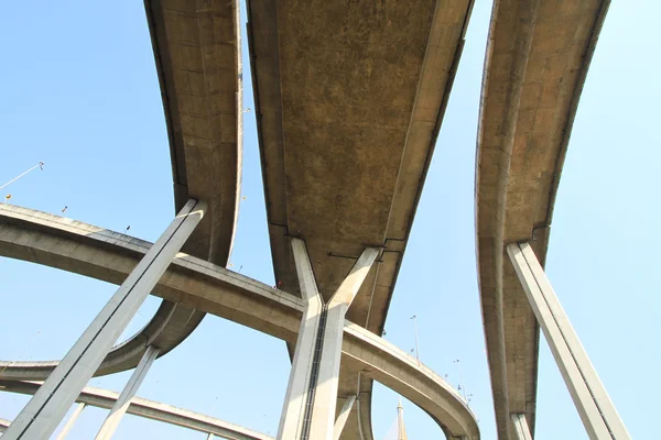 Elevado camino expreso contra el fondo azul del cielo — Foto de Stock