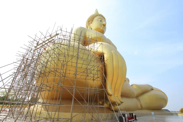 Renovierung der großen Buddha-Statue am wat muang, Thailand. — Stockfoto