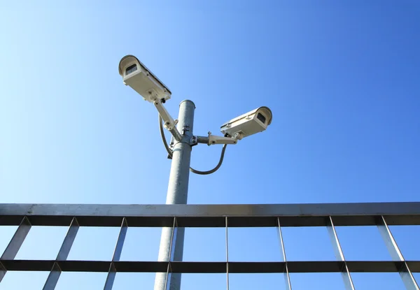 Security cameras over metal fence — Stock Photo, Image