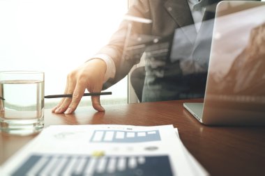 ofis masaları ile akıllı telefon ve dijital iş belgeleri 