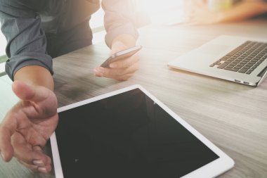Dijital tablet bilgisayar ve akıllı telefon çalışma iş adamı