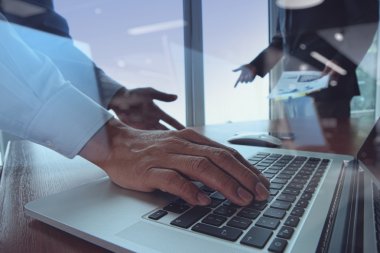 ofis masaları ile akıllı telefon ve boş sc üzerindeki iş belgeler