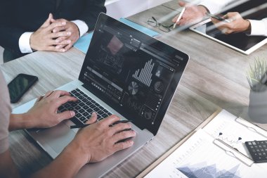 ofis masaları ile akıllı telefon ve dizüstü c üzerindeki iş belgeler