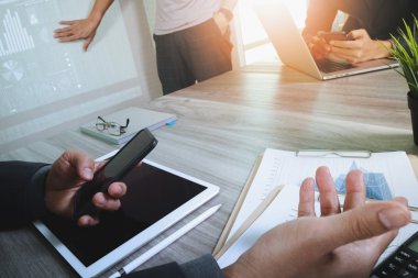 ofis masaları ile akıllı telefon ve dizüstü c üzerindeki iş belgeler