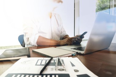 ofis masaları ile akıllı telefon ve dizüstü c üzerindeki iş belgeler