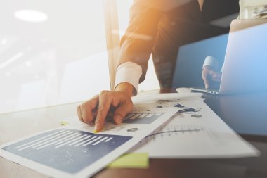 Ofis Masaları dizüstü bilgisayar ve grafiği ile iş belgeleri