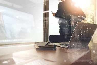 ofis masaları ile akıllı telefon ve dijital iş belgeleri 