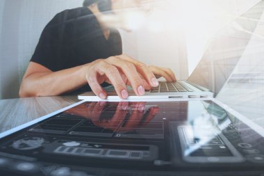 Web sitesi tasarımcısı dijital tablet ve bilgisayar laptop ile çalışma