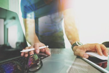 Web sitesi tasarımcısı dijital tablet ve smartphone ve basamak çalışma