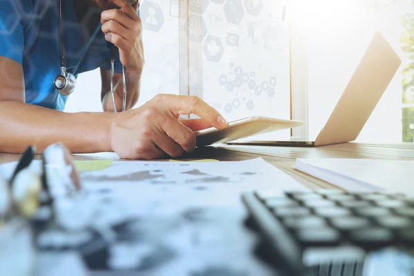 Medicina medico mano che lavora con il computer moderno con digitale m — Foto Stock