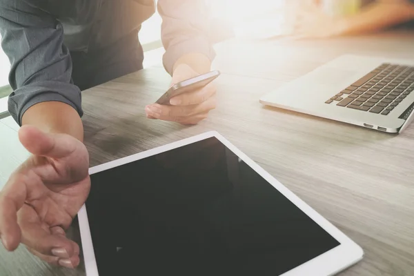 Homem de negócios trabalhando com computador tablet digital e telefone inteligente — Fotografia de Stock