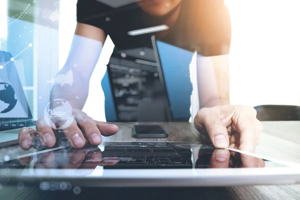 Homem de negócios trabalhando com computador tablet digital e telefone inteligente — Fotografia de Stock