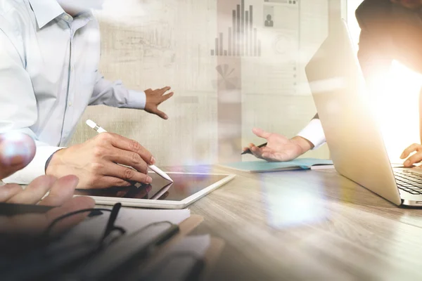 Zakenman maken presentatie met zijn collega's en het bedrijfsleven — Stockfoto