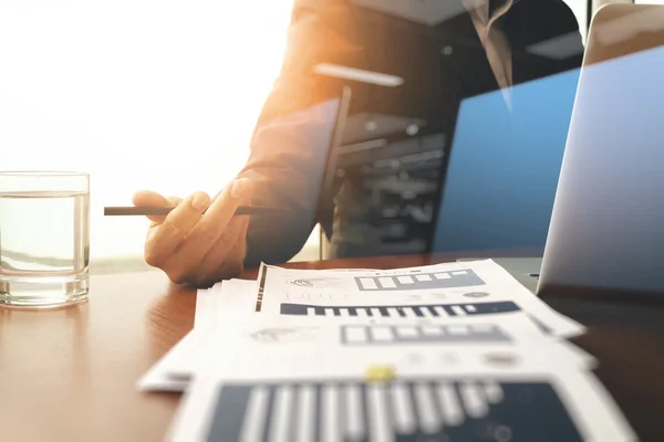 Dokumen bisnis di tabel kantor dengan komputer laptop dan grap — Stok Foto