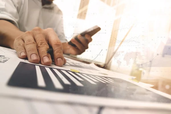 Documentos de negócios na mesa de escritório com telefone inteligente e digital — Fotografia de Stock