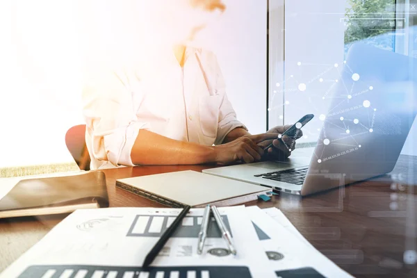 Documentos de negócios na mesa de escritório com telefone inteligente e laptop c — Fotografia de Stock