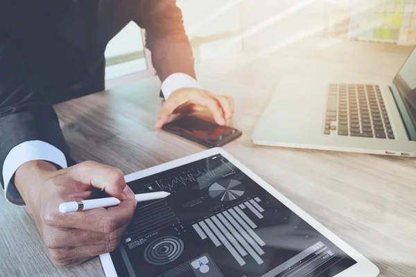 Homme d'affaires travaillant avec tablette numérique et téléphone intelligent — Photo