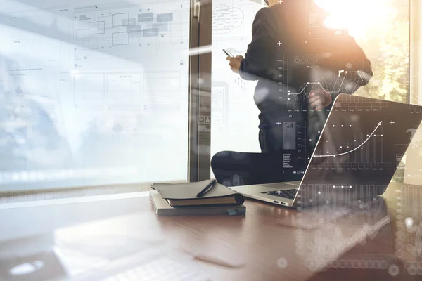 Geschäftsunterlagen auf dem Bürotisch mit Smartphone und Digital — Stockfoto