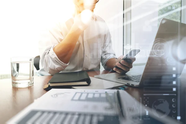 Documentos comerciales en la mesa de la oficina con teléfono inteligente y digital —  Fotos de Stock