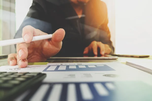 Documentos de negócios na mesa de escritório com computador tablet digital — Fotografia de Stock