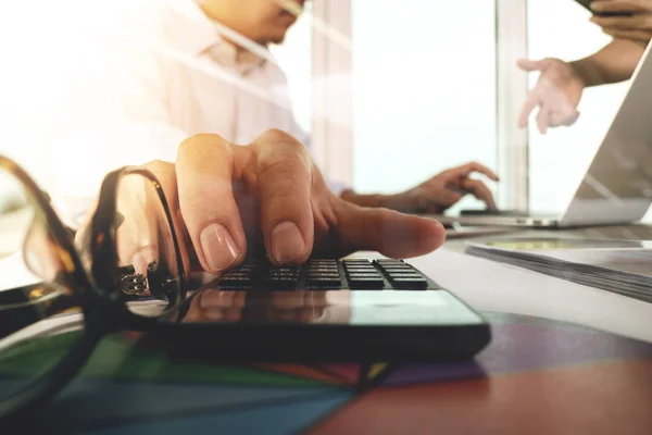 Documentos comerciales en la mesa de oficina con teléfono inteligente y computadora portátil c — Foto de Stock