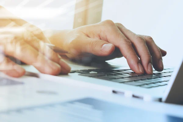 Primer plano de la mano del hombre de negocios que trabaja con la nueva computadora moderna un —  Fotos de Stock