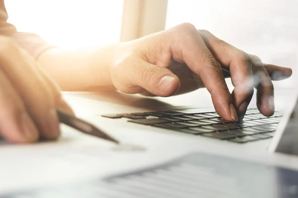 Nahaufnahme der Hand eines Geschäftsmannes, der mit einem neuen modernen Computer arbeitet — Stockfoto