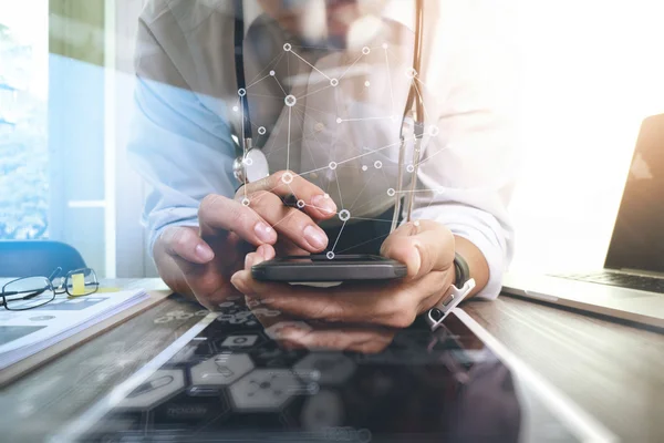 Medizinischer Arzt Hand arbeitet mit moderner Computerschnittstelle und — Stockfoto