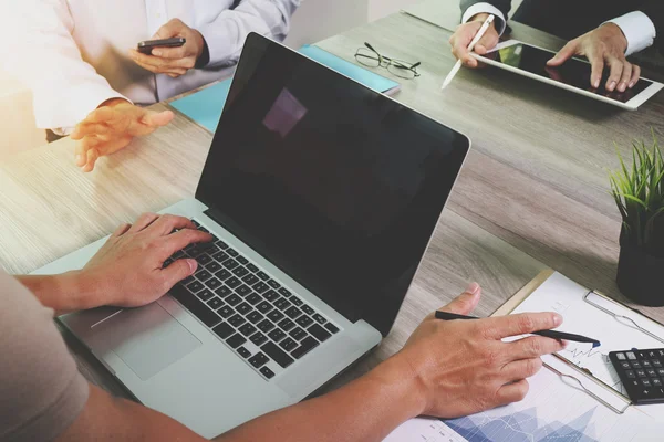 Documentos de negócios na mesa de escritório com telefone inteligente e sc em branco — Fotografia de Stock