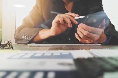 ofis masaları ile dijital tablet bilgisayar üzerindeki iş belgeler 