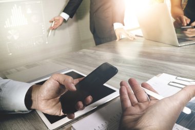 ofis masaları ile akıllı telefon ve dizüstü c üzerindeki iş belgeler
