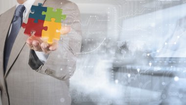 3D puzzle kavram olarak gösterilen işadamı el 