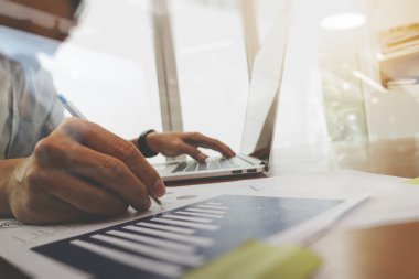 Ofis Masaları dizüstü bilgisayar ve grafiği ile iş belgeleri