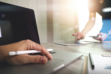 Tasarımcı el dijital tablet bilgisayar ve akıllı pho ile çalışma