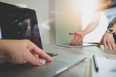 Tasarımcı el dijital tablet bilgisayar ve akıllı pho ile çalışma
