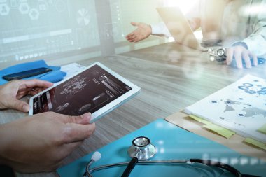 Tıp doktor el modern bilgisayar ve dijital pr ile çalışma