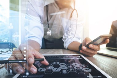 Tıp doktor el modern bilgisayar arayüzü ile çalışma ve 