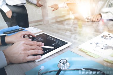 Tıp doktor el modern bilgisayar ve dijital pr ile çalışma