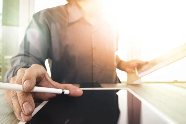 Uomo d'affari che lavora con computer tablet digitale e smartphone — Foto Stock