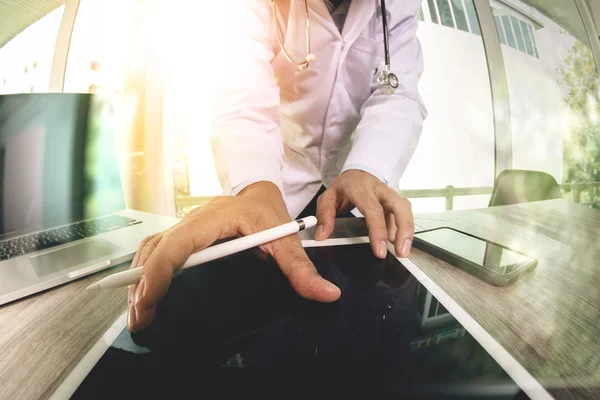Médico médico mano trabajando con tableta digital moderna — Foto de Stock