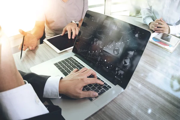 Geschäftsunterlagen auf Bürotisch mit Smartphone und Laptop — Stockfoto