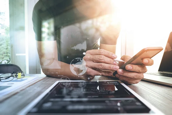 Geschäftsmann arbeitet mit digitalem Tablet-Computer und Smartphone — Stockfoto