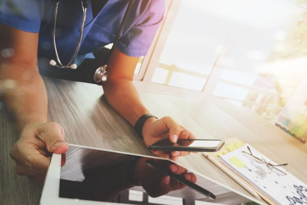 Médico de medicina mão trabalhando com computador tablet digital moderno — Fotografia de Stock