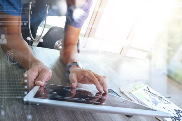 Medicina medico mano che lavora con il moderno computer tablet digitale — Foto Stock